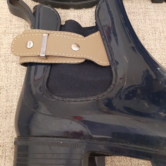 Made in italy ladies boots. Sz::6.5 rubber made. Like new. - Picture 2 of 8